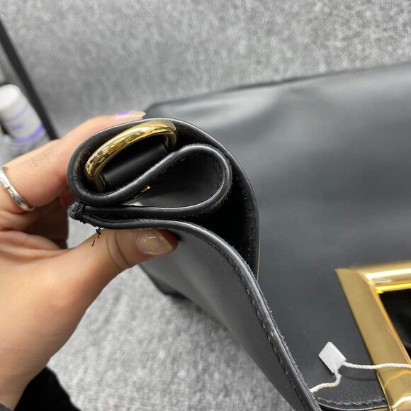 100% Authentic Fendi Leather Shoulder Bag - Picture 8 of 12